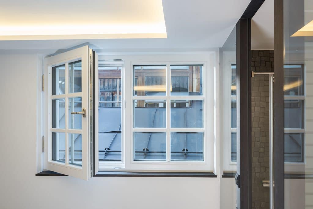 Geöffnetes Brandschutzfenster im Innenbereich Weisses, geöffnetes Brandschutzfenster mit Sprossenverglasung im Innenbereich der Brandschutz Tischlerei Beelitz