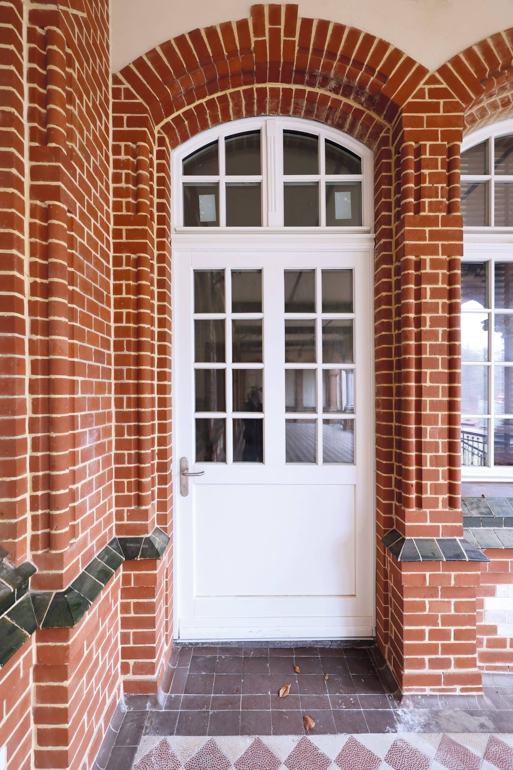 Eine weiße Hauseingangstür der Tischlerei Beelitz