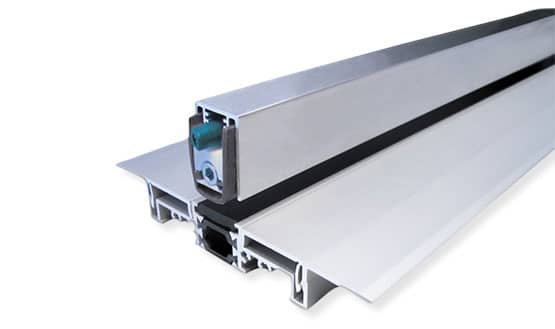 Eine Nahaufnahme einer Metalltürdichtung mit Gummidichtung, die an der Unterseite einer Brandschutztür angebracht wird, um die Isolierung und Schalldämmung zu verbessern.